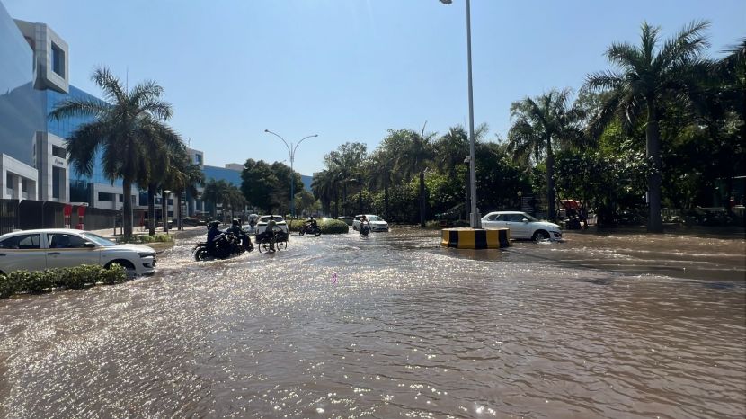 ऐन उन्हाळ्यात पुण्यातील मगपट्टा सिटीच्या रस्त्यांवर महापुरासारखे पाणीच पाणी झाले आहे.
