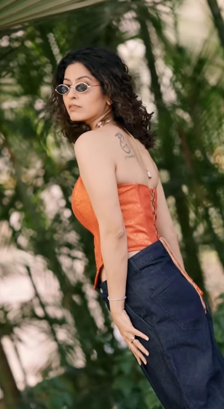 Abhidnya Bhave glamorous look, strapless corset top style