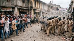 पोलीस पथकावर जमावाची दगडफेक; अधिकाऱ्यासह ६ जखमी..सुमारे १०० जणांविरुद्ध गुन्हा