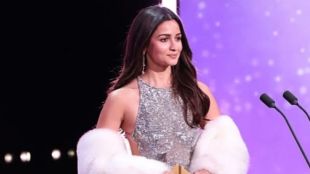 alia bhatt mimick deepika padukone priyanka chopra and ranveer singh in chatek screen awards show