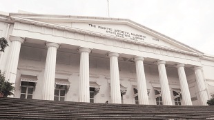 Durga Bhagwat, Asiatic Society Mumbai, Mumbai History, Emergency 1975, Marathi Literature, Intellectuals of Mumbai, Horniman Circle, Town Hall Mumbai, Ashok Shahane, Arun Tikekar, Marathi News, Maharashtra News,