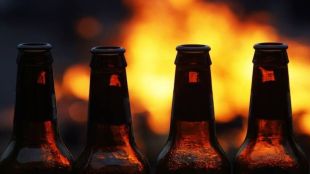 Beer Prices Hike India Iran War Impact | भारतात बिअरच्या किमतीत वाढ | Glass bottle shortage alcohol industry India | इराण युद्धामुळे काचेच्या बाटल्यांचा तुटवडा