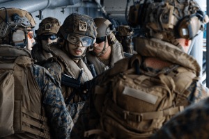 USS Tripoli military ship in US Iran conflict | अमेरिका इराण संघर्ष युद्धजहाज तैनात | US Marines deployment in Middle East | मध्य-पूर्वेत अमेरिकन सैनिक आणि क्षेपणास्त्र हल्ला