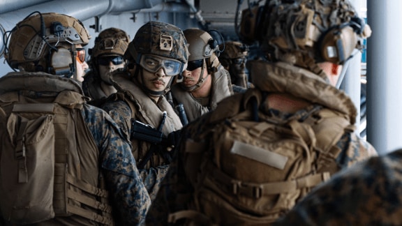 USS Tripoli military ship in US Iran conflict | अमेरिका इराण संघर्ष युद्धजहाज तैनात | US Marines deployment in Middle East | मध्य-पूर्वेत अमेरिकन सैनिक आणि क्षेपणास्त्र हल्ला