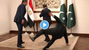 Pakistan Deputy PM Ishaq Dar falls video viral | Ishaq Dar falling during Egypt FM meet | पाकिस्तानचे उपपंतप्रधान इशाक दार पाय घसरून पडले | इशाक दार व्हिडिओ व्हायरल