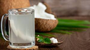 बद्धकोष्ठता, अपचन आणि गॅसची समस्या दूर करण्यासाठी नारळ पाणी ठरेल योग्य! पण कसे आणि कोणत्या वेळी प्यावे? डॉक्टरांनी दिली माहिती…