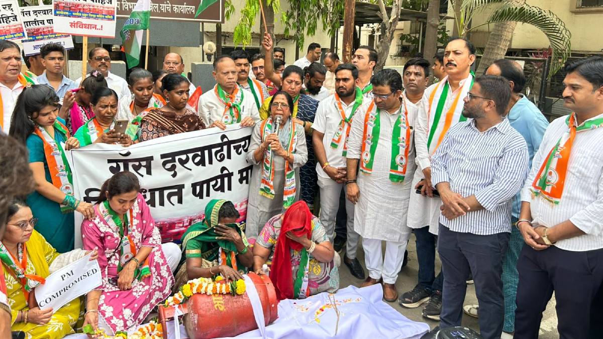 पनवेलमध्ये गॅस दरवाढीविरोधात काँग्रेसचे आंदोलन; ‘महागाईची तिरडी’ काढून सरकारचा निषेध