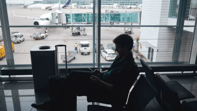 विमान उड्डाणांना उशीर झाल्यास सर्वांचाच हिरमोड होतो. पण या वेळेचाही तुम्ही सदुपयोग करू शकता. एका तासापासून ते पूर्ण दुपारपर्यंत, आजची विमानतळे उत्पादक राहण्यासाठी किंवा आराम करण्यासाठी भरपूर संधी देतात.