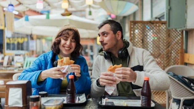 स्थानिक पदार्थ खा : विमानतळावर फास्ट फूड खाण्याऐवजी, तेथील प्रादेशिक पदार्थांचा आस्वाद घ्या. विमानतळांवर अनेकदा स्थानिक पदार्थही विकले जातात.