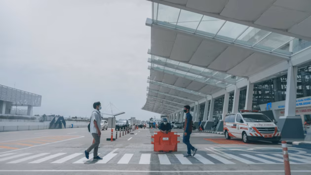 वेलनेस रुम : जास्त वेळ वाट पाहिल्याने थकवा जाणवू शकतो. टर्मिनलभोवती फिरा, हलके व्यायाम करा. काही विमानतळांवर प्रवाशांना रिचार्ज होण्यास मदत करण्यासाठी योगा रूम किंवा वेलनेस स्पेस देखील उपलब्ध असतात.