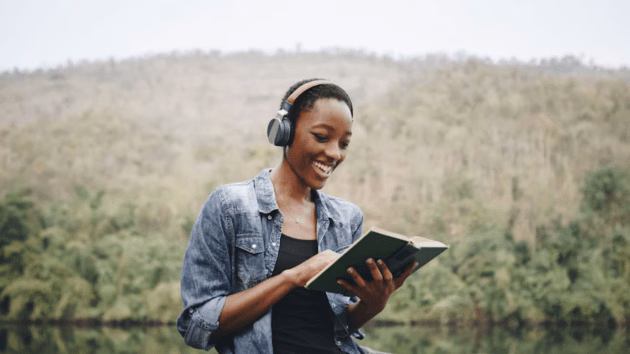 वाचन किंवा पॉडकास्ट ऐका: ई-पुस्तक डाउनलोड करा, तुम्ही पूर्ण करू इच्छित असलेली कादंबरी पुन्हा वाचा किंवा प्रवास पॉडकास्ट एक्सप्लोर करा. नॉइज कॅन्सलिंग हेडफोन्स व्यस्त टर्मिनलला तुमच्या वैयक्तिक वाचन कोपऱ्यात बदलू शकतात.