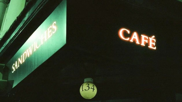 तुमच्या सहलीचे नियोजन करण्यासाठी वेळेचा वापर करा: तु्म्हाला जिथे जायचं आहे त्याबाबत नियोजन करा. जिथे जाणार आहात तेथील हॉटेल्सवगैरे मोबाईलवर शोधा. तिथे काय काय बघता येईल याचं प्लानिंग करा. (सर्व फोटो - इंडियन एक्स्प्रेस)