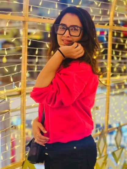 कलाकारही १२-१२ तास चेहऱ्यावर मेकअप लावत असल्याने त्यांच्या स्कीन केअरचा वेगळा रूटीन असतो. जो ते नियमीतपणे फॉलो करत असतात. काही कलाकार स्कीनसाठी घरघुती उपायही करतात.