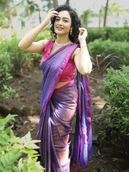 अभिजात मराठीला दिलेल्या मुलाखतीत गिरीजा स्कीन केअर रूटीनबद्दल म्हणाली, 