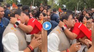 Himanta Biswa Sarma kissed by woman during rally | Assam CM viral video reaction | आसाम मुख्यमंत्री हिमंता बिस्वा सरमा व्हायरल व्हिडिओ | निवडणूक रॅली दरम्यान महिला आणि मुख्यमंत्री
