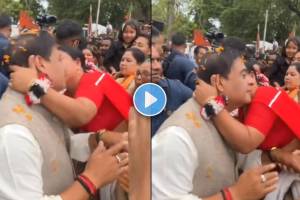 Himanta Biswa Sarma kissed by woman during rally | Assam CM viral video reaction | आसाम मुख्यमंत्री हिमंता बिस्वा सरमा व्हायरल व्हिडिओ | निवडणूक रॅली दरम्यान महिला आणि मुख्यमंत्री