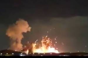 US military airstrike on Isfahan Iran ammunition depot | Donald Trump shares video of Iran explosions | इराणमधील इसफहान शहरावर अमेरिकेचा हवाई हल्ला | २ हजार पाउंडच्या बंकर बस्टर बॉम्बचा इराणवर मारा