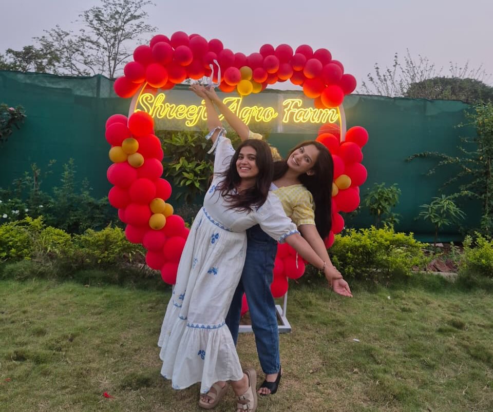 star pravah saadhi maansa serial off air whole team went for vacation shivani baokar share photos
