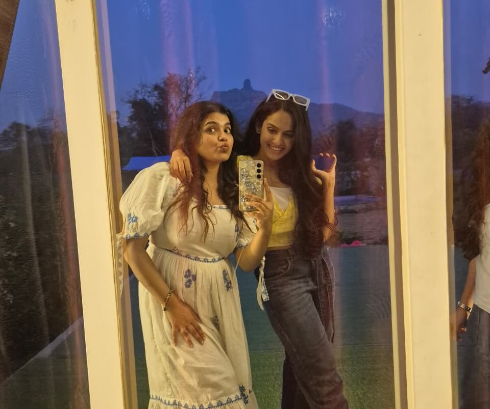star pravah saadhi maansa serial off air whole team went for vacation shivani baokar share photos