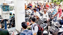 जालन्यात पेट्रोल, गॅससाठी रांगा, साठाफलक दर्शनी भागात लावणे बंधनकारक, प्रशासन काय म्हणतेय ?