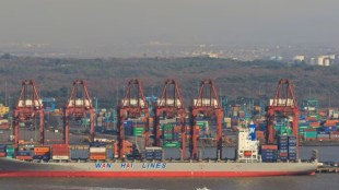 west-asia-war-impact-maharashtra-economy-jnpa-port-export-crisis-agriculture-onion-turmeric-prices-drop