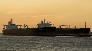 Russian oil tanker Aqua Titan diverted to India from China | South China Sea maritime tracking Russian crude oil | रशियन कच्चे तेल घेऊन येणारे जहाज भारताकडे वळले | दक्षिण चीन समुद्र रशिया भारत तेल पुरवठा