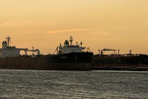 Russian oil tanker Aqua Titan diverted to India from China | South China Sea maritime tracking Russian crude oil | रशियन कच्चे तेल घेऊन येणारे जहाज भारताकडे वळले | दक्षिण चीन समुद्र रशिया भारत तेल पुरवठा