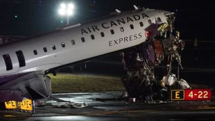 LaGuardia Airport accident Air Canada plane collision | Tragic runway crash New York pilots killed | लागार्डिया विमानतळ भीषण विमान अपघात | न्यूयॉर्क विमान दुर्घटना पायलटचा मृत्यू