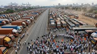 Maharashtra Transporters Strike March 5 JNPT Protest, Truck Drivers Block Highway, E-Challan Issue Marathi Banner | ५ मार्चपासून महाराष्ट्र वाहतूकदार संप, जेएनपीटी मालवाहतूक बंद, ई-चलन विरोध आंदोलन बैनर, मुंबई-पुणे महामार्ग