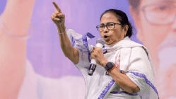 ममता बॅनर्जी मतदारांना धमकावतात, भाजपचा आराेप