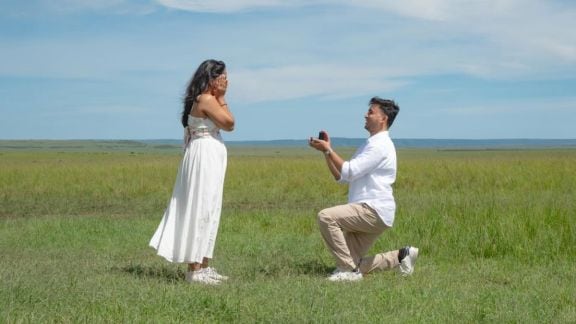 marathi singer sharayu date romantic proposal by vibhas watve in kenya photo viral on social media