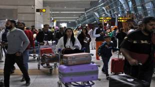 Indians returning from West Asia | पश्चिम आशियातून मायदेशी परतलेले भारतीय | Mumbai Airport flight cancellations | एअर इंडिया इंडिगो विमान सेवा