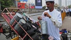 Mumbai Dabbawala Service: १५० वर्षांत पहिल्यांदाच मुंबईचे डबेवाले संकटात; इराण युद्ध आणि LPG टंचाईमुळे डब्यांची संख्या घटली!