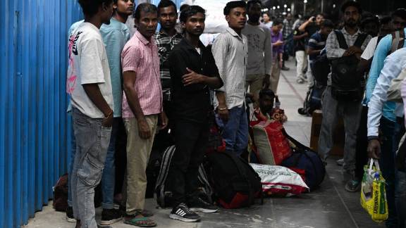 Migrant workers leaving Mumbai due to LPG crisis | Mumbai LPG supply hit impact on laborers | मुंबईत गॅस टंचाईमुळे मजुरांचे स्थलांतर | एलपीजी पुरवठा विस्कळीत मुंबई मजूर बातमी