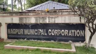 Nagpur Municipal Corporation water crisis protest | Abha Pande dirty water bottle NMC meeting