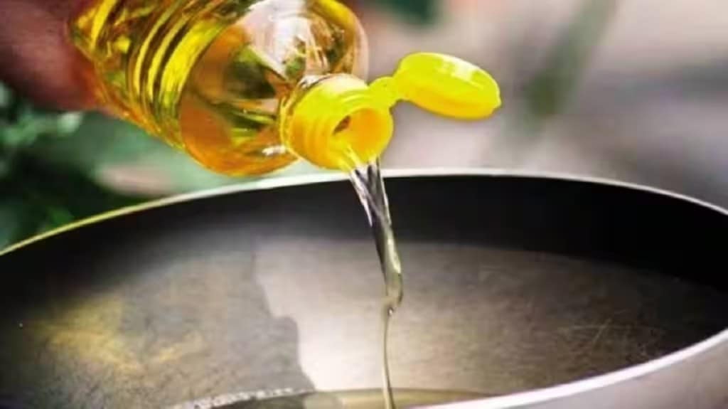 west-asia-war-impact-edible-oil-prices-hike-palm-sunflower-oil-import-crisis-maharashtra-kitchen-budget west-asia-war-impact-edible-oil-prices-hike-palm-sunflower-oil-import-crisis-maharashtra-kitchen-budget