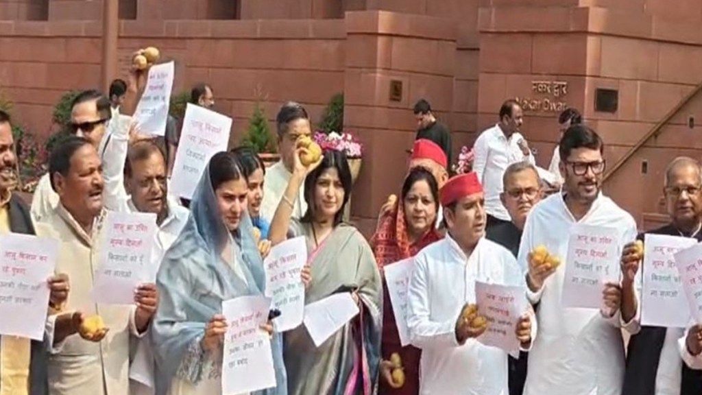 potato protest by sp mp in loksabha potato protest by sp mp in loksabha
