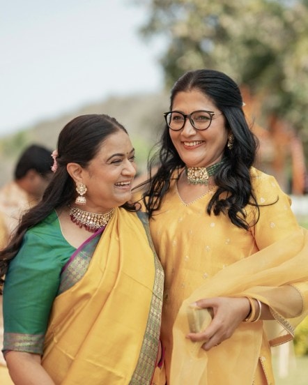 रश्मिका व विजय यांनी यावेळी कुटुंबीयांबरोबरचे फोटो शेअर केले आहेत. रश्मिकानं तिच्या आई, सासू, बहीण आणि जवळच्या माणसांबरोबरचे काही फोटो शेअर केले आहेत.
