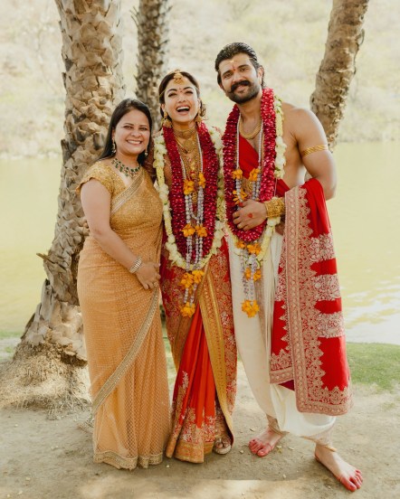 विजयनंही लग्नातील रश्मिकाबरोबरचे गोड आणि खास फोटो शेअर केले आहेत.