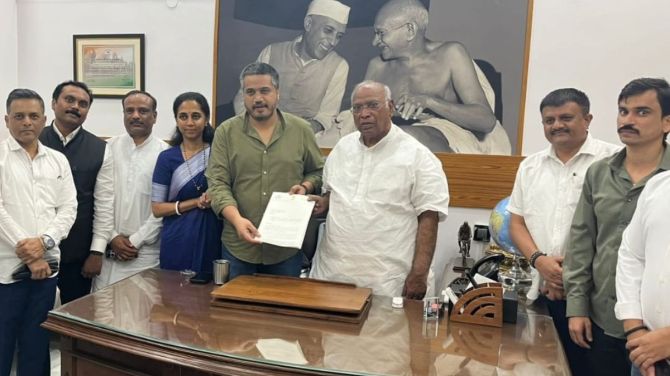 rohit pawar meet kharge