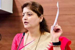 Rupali Chakankar Padapuja viral photo clarification | State Women Commission President Rupali Chakankar soft target statement | रुपाली चाकणकर पाद्यपूजा फोटो वाद | रुपाली चाकणकर जखमेच्या बोटाचा फोटो स्पष्टीकरण