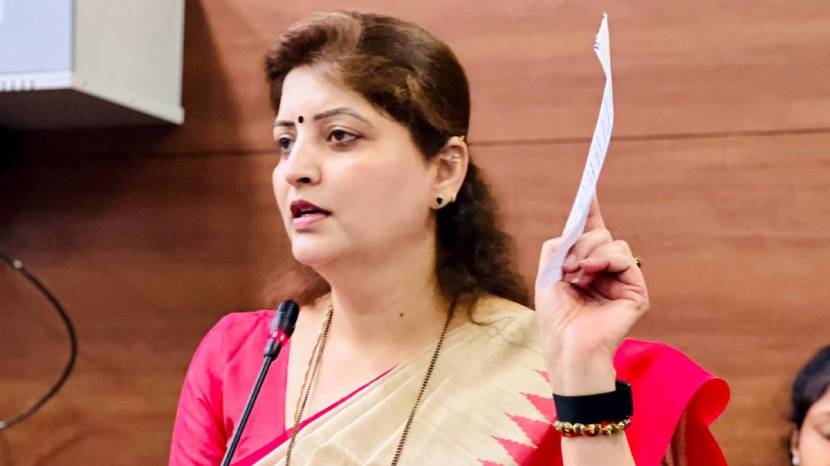 Rupali Chakankar Padapuja viral photo clarification | State Women Commission President Rupali Chakankar soft target statement | रुपाली चाकणकर पाद्यपूजा फोटो वाद | रुपाली चाकणकर जखमेच्या बोटाचा फोटो स्पष्टीकरण