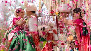 sandeep khare daughter and acress roomani khare marry with actor stavan shinde wedding photos viral on social media