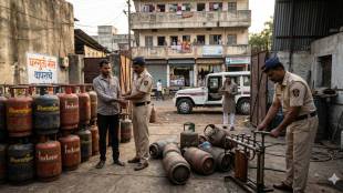 Police action in Sangli LPG Gas Case | Illegal domestic gas use arrest update Sangli | सांगली गॅस सिलेंडर अवैध वापर कारवाई | घरगुती गॅसचा गैरवापर प्रकरणी ३ वितरकांना अटक