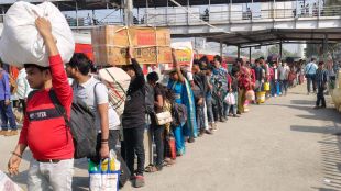 Migrant workers crowd at Surat railway station due to LPG crisis | सुरतमध्ये एलपीजी गॅस टंचाईमुळे कामगारांचे स्थलांतर | Surat textile industry facing labor shortage 2026 | सुरत कापड उद्योग संकट आणि मजुरांची ओढ