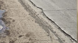 Video: शिळफाटा रस्ता दुचाकीस्वारांसाठी ठरत आहे धोकादायक; रस्त्यावरील चिरा, चऱ्यांमुळे दररोज होतात अपघात