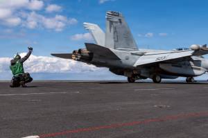 US F-15 fighter jet crashing in Kuwait sky | Kuwait air defense friendly fire incident | कुवेतमध्ये कोसळलेले अमेरिकन फायटर जेट | इराण-अमेरिका युद्ध कुवेत अपडेट