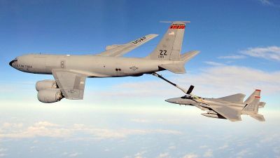 इराण युद्धादरम्यान अमेरिकेला धक्का; हवेत इंधन भरत असताना KC-135 विमान इराकमध्ये कोसळले