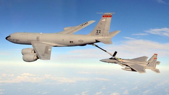 US Military Plane Crash Iraq Iran War KC-135 | American soldiers refueling aircraft accident Iraq | इराकमध्ये अमेरिकन लष्करी विमान कोसळले | इराण युद्ध अमेरिका विमान दुर्घटना ५ सैनिक