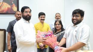 Vishakha Subhedar son Abhinay with Eknath Shinde | Kuwait rescue operation Marathi actress son | विशाखा सुभेदार यांचा मुलगा अभिनय आणि एकनाथ शिंदे भेट | कुवेतमध्ये अडकलेला विशाखा सुभेदार यांचा मुलगा सुखरूप परतला